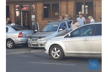 У місті на Волині – ДТП: від удару авто вилетіло на тротуар