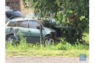 На Волині зіткнулися два легковики: від удару автівку відкинуло на приватне подвір’я (фото)