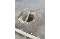 На Волині автомобіль провалився у люк (фото, відео)