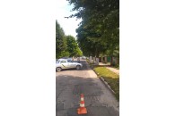 У селищі на Волині – аварія: мінівен влетів в електроопору (фото)
