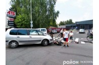 У місті на Волині мінівен зіткнувся з мопедом (фото)