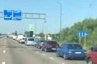 На Волині – шалена черга автомобілів з відпочивальниками на Шацькі озера (відео)