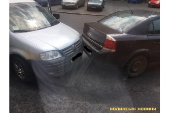 У центрі Луцька – аварія: зіткнулися два автомобілі (фото)