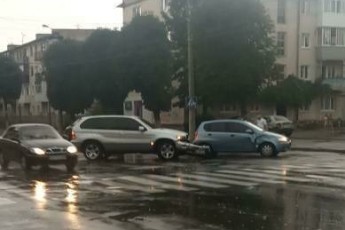 В автівці була малесенька дитина: у Луцьку – ДТП (відео)