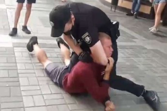 У Луцьку п'яні молодики побилися із поліцейськими (відео)