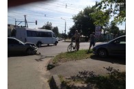 Одну автівку викинуло на тротуар: у Луцьку зіткнулись два легковики (фото)