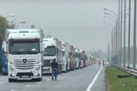 Кілометрові черги на 