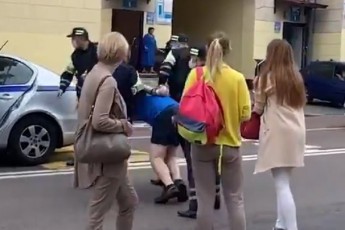 У Мінську жорстко затримали двох українських волонтерів (відео)