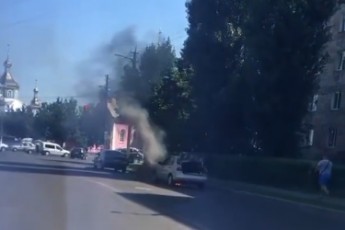 У місті на Волині посеред дороги горить автомобіль (відео)
