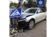 У Луцьку Audi в'їхала в електоопору, водій втік: деталі аварії