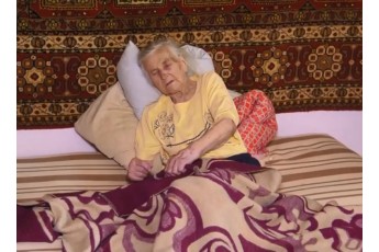 У Луцьку бабуся доживає віку за замкненими воротами, без води та догляду (відео)