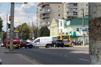 У Луцьку – аварія: автомобіль в'їхав у маршрутку (фото)