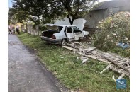 На Волині автомобіль злетів з дороги та зніс паркан, водія госпіталізували