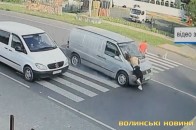 З'явилося відео аварії у селі під Луцьком, де бус на 