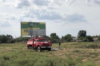 Йдуть слідами Порошенка?: вогнеборці за допомогою службового авто розклеювали білборди за 