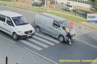 Повідомили про стан 14-річної дівчини, яку під Луцьком на переході збив мікроавтобус на 