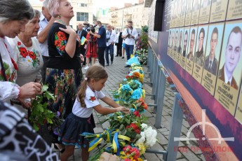 День Незалежності зі сльозами на очах: у Луцьку вшанували пам'ять загиблих захисників України (фоторепортаж)