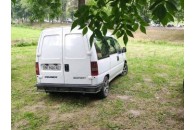 У Луцьку в парку автохами паркують свої автомобілі прямо на траві (фото)