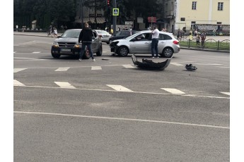У центрі Луцька зіткнулись два автомобілі (фото)