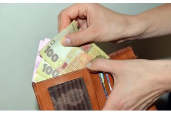 Бюджетникам в Україні підняли зарплати (деталі)