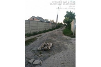 У Луцьку аварійний люк на дорозі несе загрозу водіям