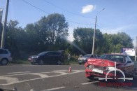 У Луцьку на перехресті сталась аварія, одна з автівок − розтрощена (фото)