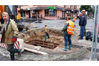 У Луцьку стався обвал труби на каналізаційній мережі, автомобільний рух на ділянці робіт перекрито