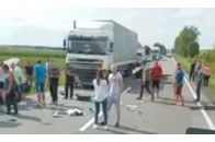 На трасі Луцьк-Львів зіткнулися фура з легковиком, є загиблі (відео)