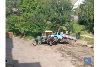 У місті на Волині трактором витягували вантажівку