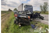Повідомили деталі смертельної аварії на Волині, у якій легковик влетів у фуру (фото, відео)
