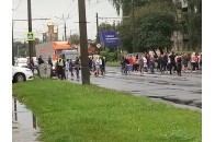 У Луцьку мешканці перекрили дорогу, де у ДТП загинув 10-річний хлопчик (фото)