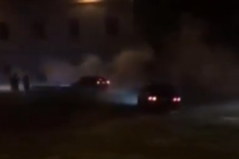 На Замковій площі у Луцьку невідомі влаштовують дрифт серед ночі (відео)