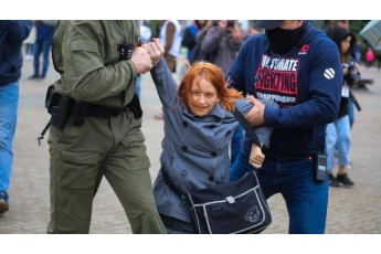 Протести у Білорусі: марш репресованих закінчився масовим побиттям та затриманням жінок (відео)