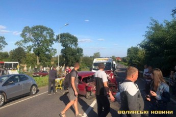 Авто розбите вщент: у селі під Луцьком автомобіль влетів у відбійник, є постраждалі (фото, відео)