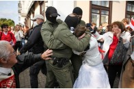 У Мінську ОМОН жорстко затримав учасниць 