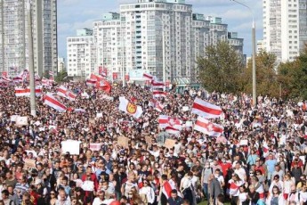 Загострення протистояння у Білорусі: люди почали будувати барикади у Мінську