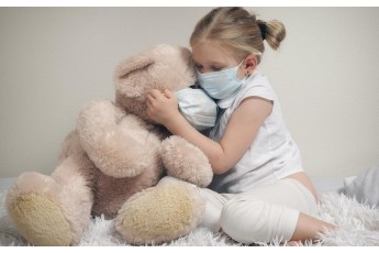 Інфекціоністка вказала на характерні симптоми COVID-19 у дітей