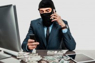 У Луцьку шахраї видурили у пенсіонерки чималу суму грошей, сказавши, що її син потрапив у аварію