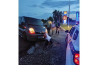На Волині автомобіль потрапив у пастку, з'їжджаючи з високого дорожнього покриття