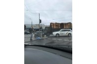 У Луцьку – аварія: вантажівка з деревиною протаранила легковик (фото)