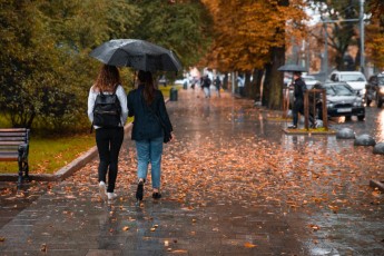 1 жовтня в Україні дощитиме, але тепло почне поступово повертатися