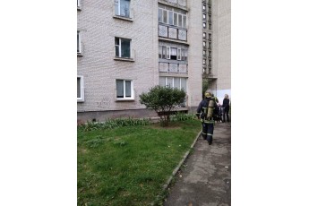 У луцькій багатоповерхівці виникла пожежа, двері у квартиру вирізають