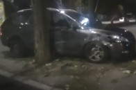 У Луцьку п'яний автомийник вкрав авто клієнта та застряг між електроопорою та білбордом (відео)