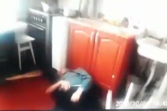 Виявили лежачою на підлозі: на Волині з зачиненої квартири врятували жінку (відео)