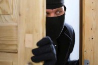 На Волині чоловік вкрав з будинку ювелірні нагороди та одяг