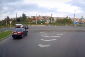Порушив ПДР, в'їхав у авто та втік: у Луцьку шукають горе-водія (відео)