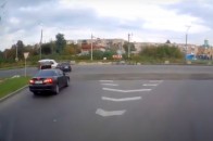 Порушив ПДР, в'їхав у авто та втік: у Луцьку шукають горе-водія (відео)