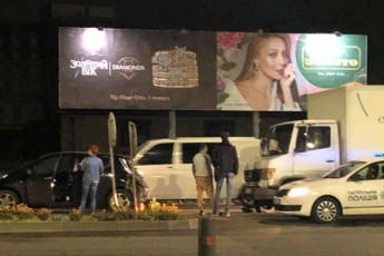У Луцьку – аварія: вантажівка протаранила легковик (фото)