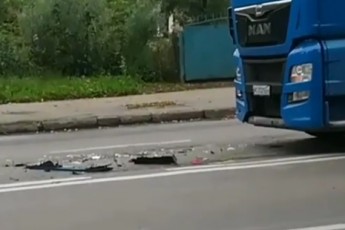 У Луцьку – аварія: вантажівка в'їхала в учбовий автомобіль (фото)