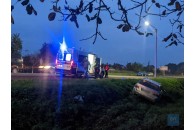 Автотроща на Волині: від удару автомобіль злетів у кювет, інший – в'їхав в електроопору (фото/відео)